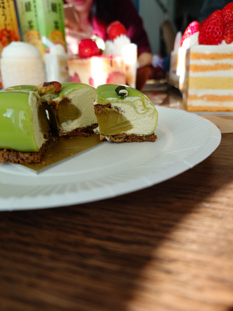 cakesukisin's tweet image. LESSのピスタチオのケーキ
ピスタチオの濃厚でなめらか。ピスタチオに特化してる潔さが好き。ムース、プラリネ、クリーム、フィヤンティーヌの構成。美味しいです。

#LESS
#恵比寿
#ピスタチオのケーキ