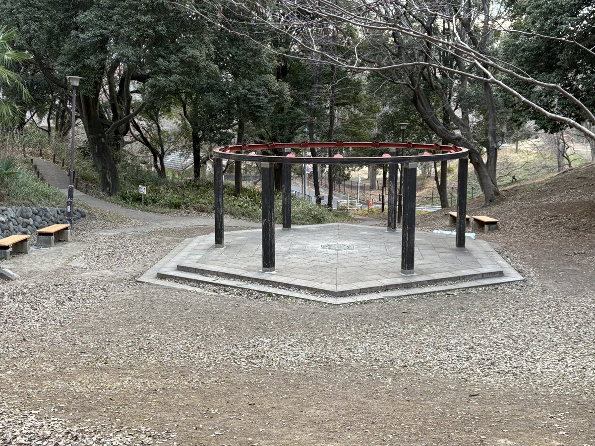 戸山公園、野外演奏場跡。
今年の10月、さんらんはここで野外劇「蛇姫さまとケロ太郎」をやる。戸山公園野外演劇祭として、公園のご協力を得てのことだ。
劇団員の坪倉さんと下見に行った。
自分と、誰かの、胸に一生残るような、祭りにしたい。
茂みも樹上も演技空間だ！ビバ！ケロ太郎！
（尾崎）