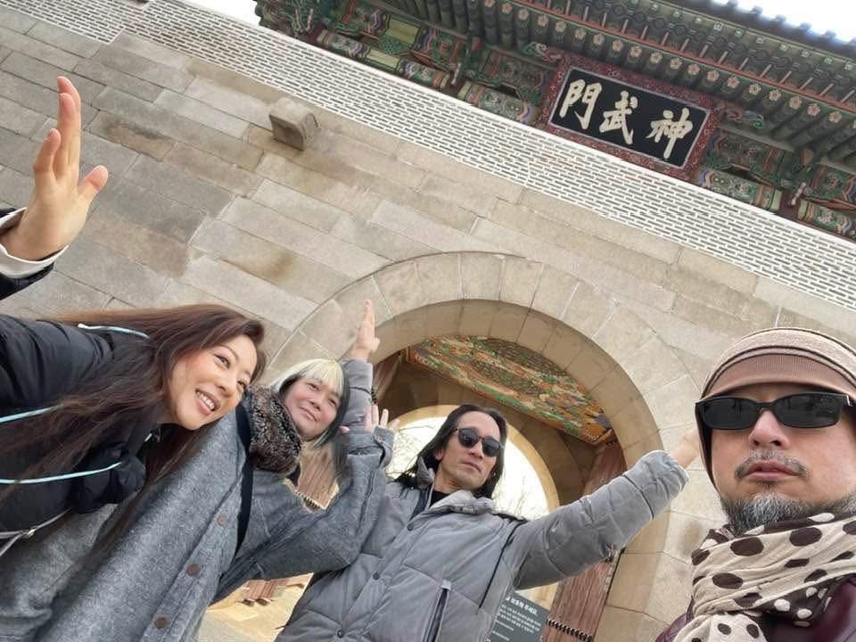 いよいよクラファンあと1日！
改めてツアーメンバー紹介

何年一緒にやってるの？と聞かれ、初めて！というとびっくりされます

初めてとは思えない連携で4人で10人分くらい働きました💨

須田隆久：琵琶、カンテ(歌)、謡、小鼓、時々ギター&amp;自撮り笑

彌月大治：三味線、ギター、時々カホン