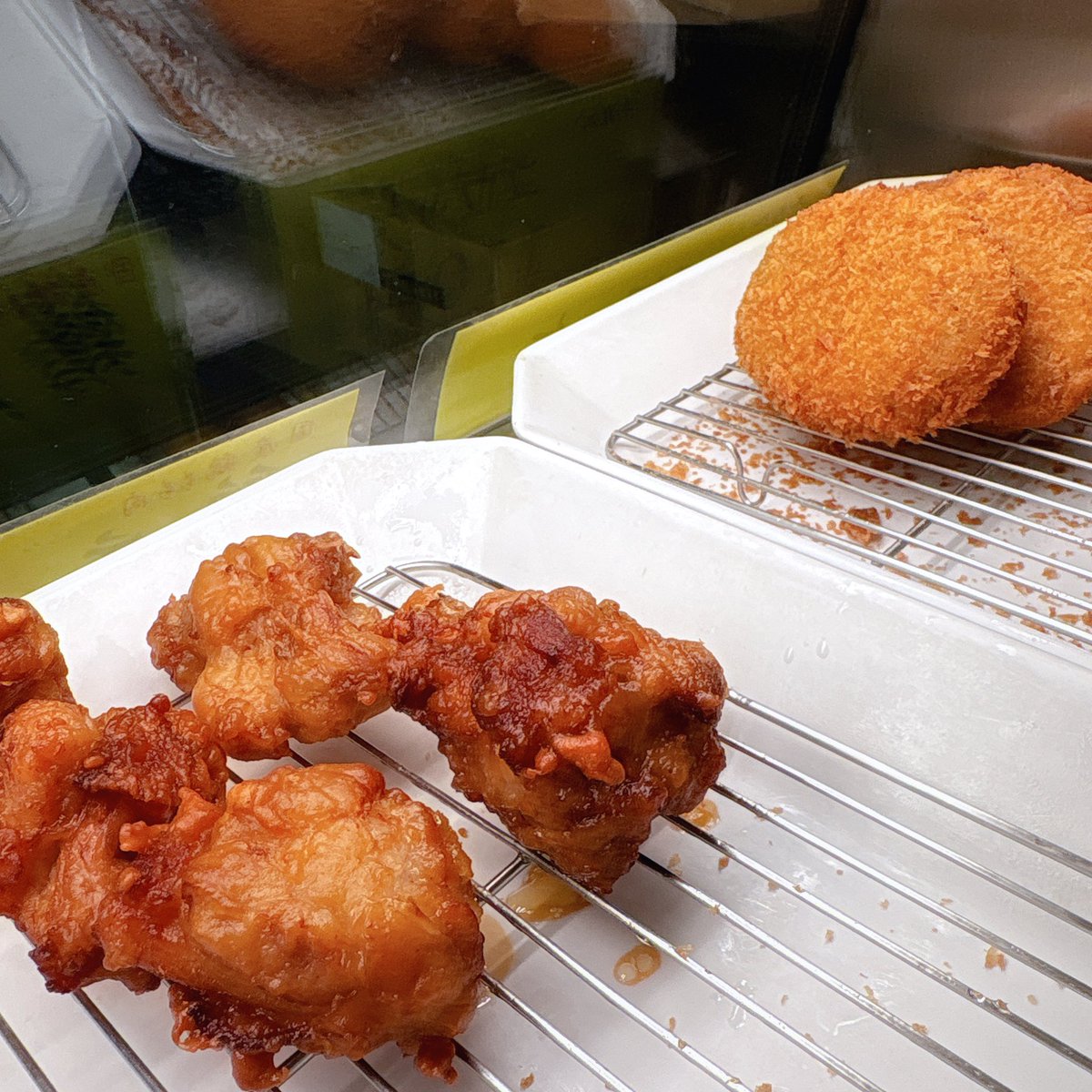 ミニロースカツ、コロッケ、メンチカツ、から揚げ、春巻きがあります。