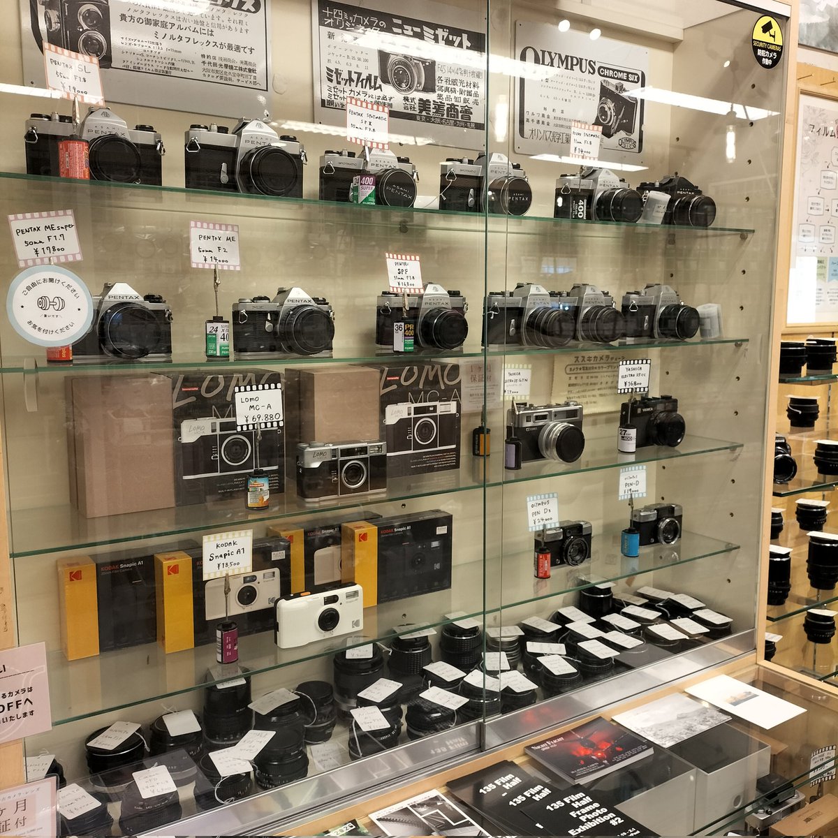 こちら一部のカメラ棚になりますがたくさんのフィルムカメラ、オールド