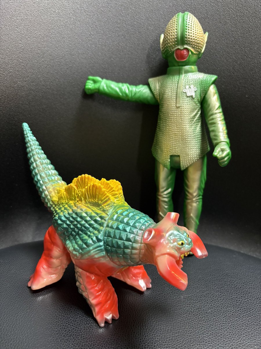 同じく #ブルマァク の、#シャプレー星人 と。相棒同士がソフビ化され