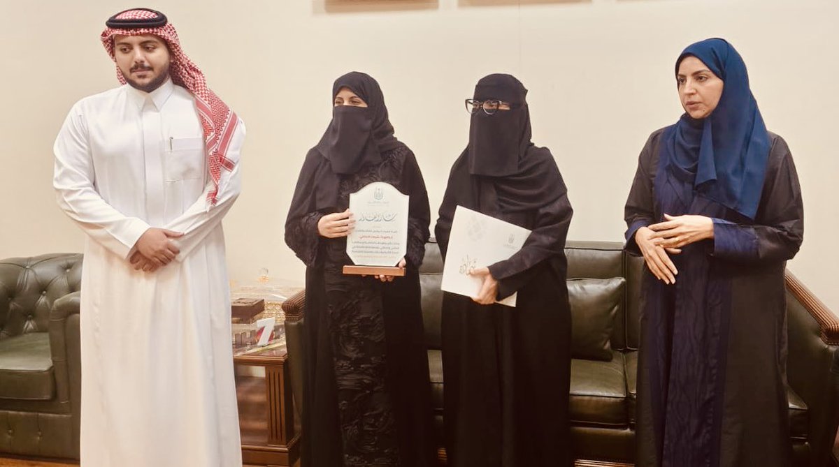 uqupharmacy's tweet photo. #خبر 

في لفتة تعكس دعم التميّز العلمي، كرّمت سعادة عميدة كلية الصيدلة طلاب وطالبات الكلية والمشرفين عليهم من أعضاء هيئة التدريس المشاركين والفائزين في المؤتمرات الصيدلانية المحلية والدولية، تقديرًا لإنجازاتهم العلمية وتمثيلهم المشرف للكلية. https://t.co/f8uFsuOII2