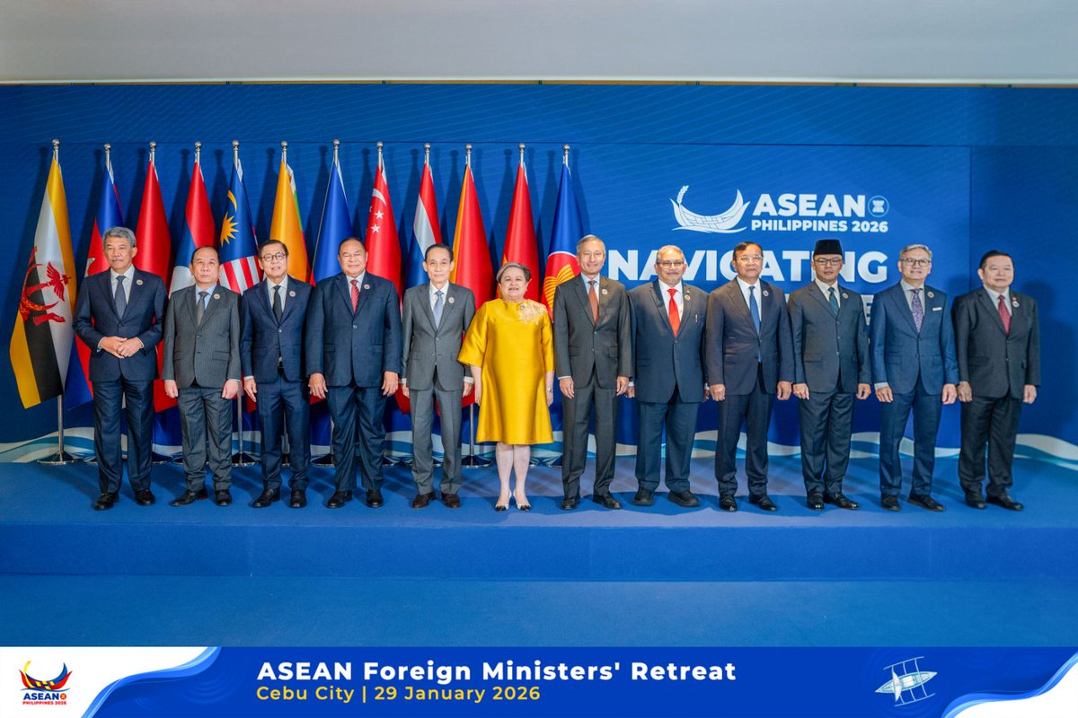 SecLazaro's tweet image. Chaired the #ASEAN Foreign Ministers' Retreat, where we discussed ASEAN's priorities and exchanged views on regional and global developments. We underscored the importance of advancing ASEAN’s shared vision of a #rulesbased, #resilient, #innovative, #dynamic, #peoplecentered