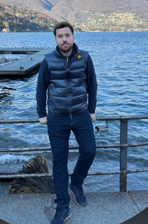 MISSING PERSON 🚨🚨
My friend chaz had gone to Napoli for the Chelsea game and hasn’t been since 1am last night walking round with some malt, wearing this gilet. 
He’s 21 (stone) 
Any Chelsea please share as we are now worried.