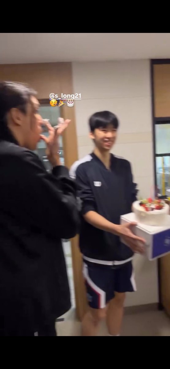 케이크 기찬이가 들고있었네 ㅋㅋㅋㅋㅋㅋㅋㅋㅋㅋㅋㅋㅋㅋㅋ