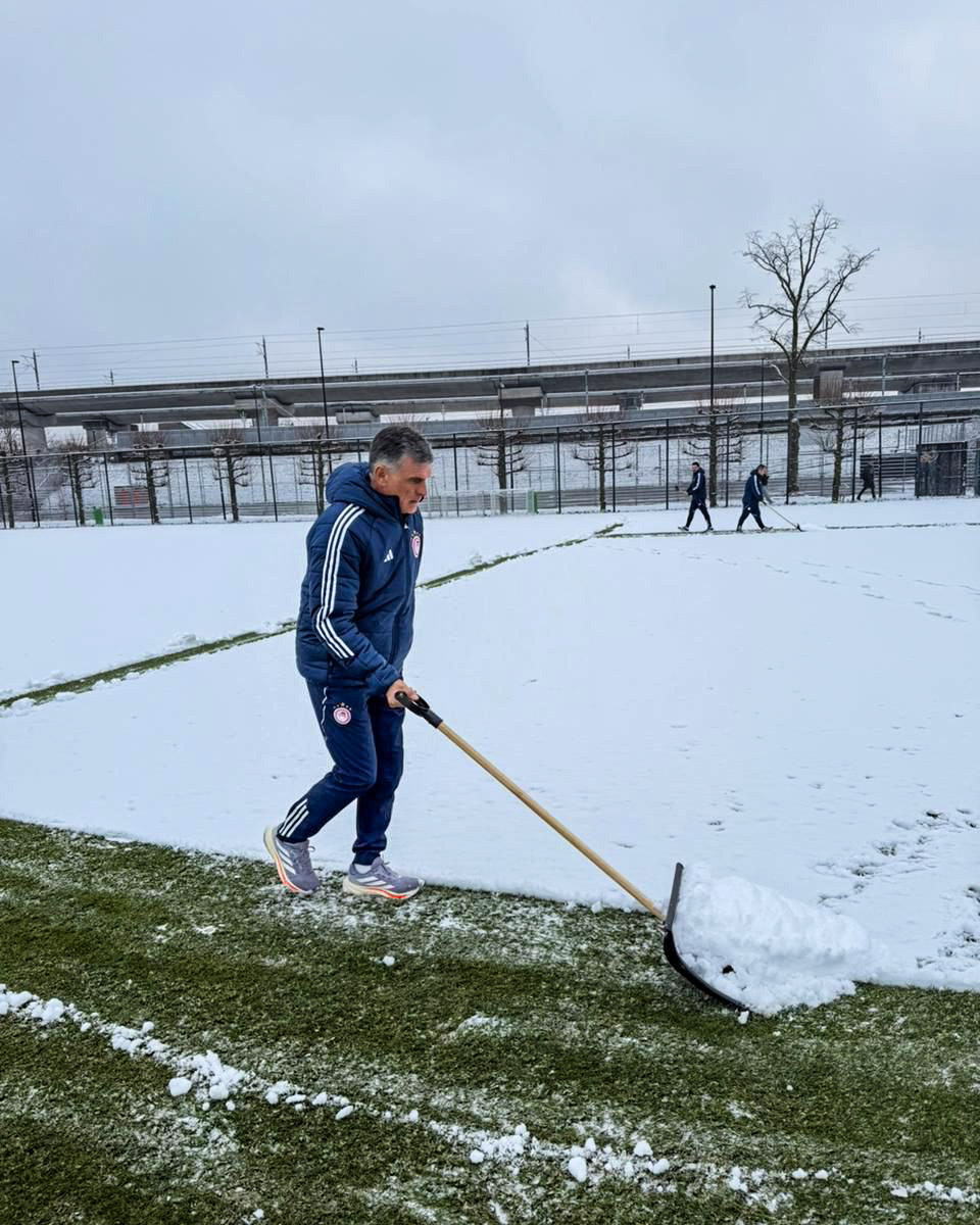 La mañana Pre-entreno de #Mendilibar 🇪🇸

Anoche logra meterse en Dieciseisavos de Champions y a primera hora tenía la pala en las manos para sacar la nieve del césped en la sesión de entrenamiento...

Como nos quedan pocas cosas puras en el fútbol, TOP por 'Mendi'