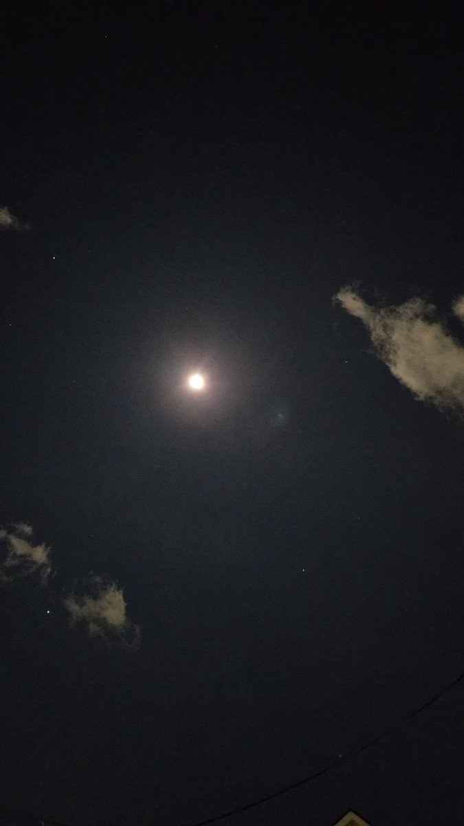 おっ！月が出てるじゃないか。
帰ったら赤道儀出すかー…