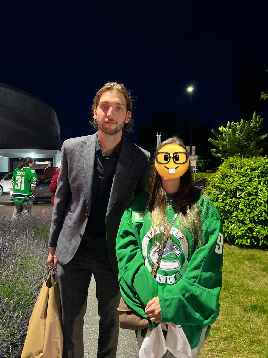 pinkchimmm's tweet photo. Hey guys. Psssst. Secret for you. 
It’s @fullsunCJ’s Birthday! 
Happy Birthday to my fav person on the planet 🥰🎉🥳🍾🙌 https://t.co/5U0Qe8StUc