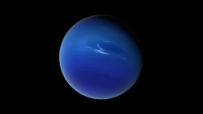 海王星は太陽系で最も風が速い惑星。
時速2000kmを超える暴風が吹き荒れている。
なのに地表温度は-200℃以下。
「静」と「狂気」が同時に存在する星。
人類はまだ本当の姿を知らない。
その奥には何が眠っているのか。
想像は尽きない。
観測はまだ入口に過ぎないのだ。

#ネプチューン深層観測録