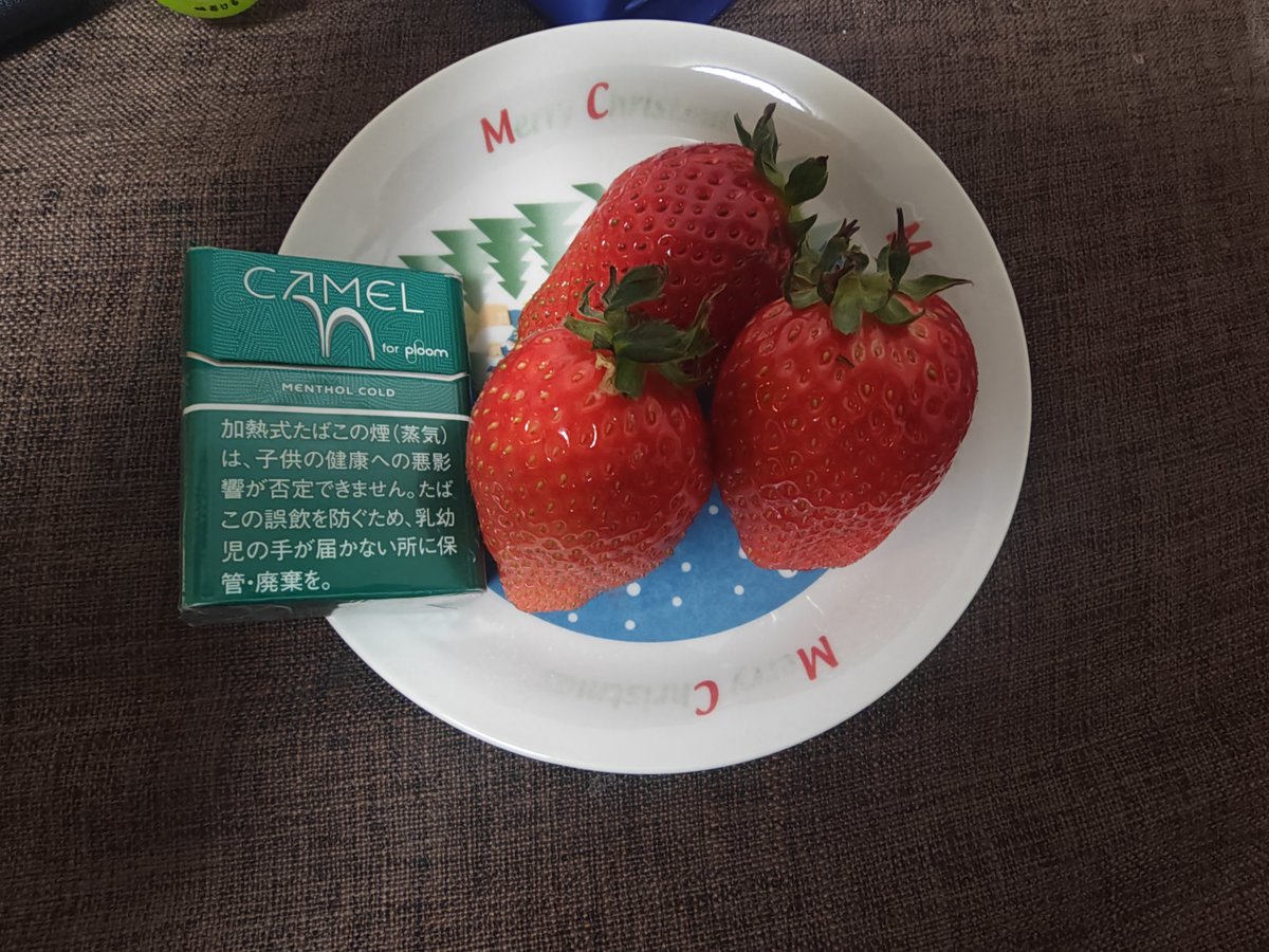 vell49878787's tweet photo. 嫁さんのお母さんからの誕プレ😄めちゃめちゃ大きいイチゴ😁甘くて風味もしっかりあってめっちゃ美味しいです😆 https://t.co/dmDGBXMXrg
