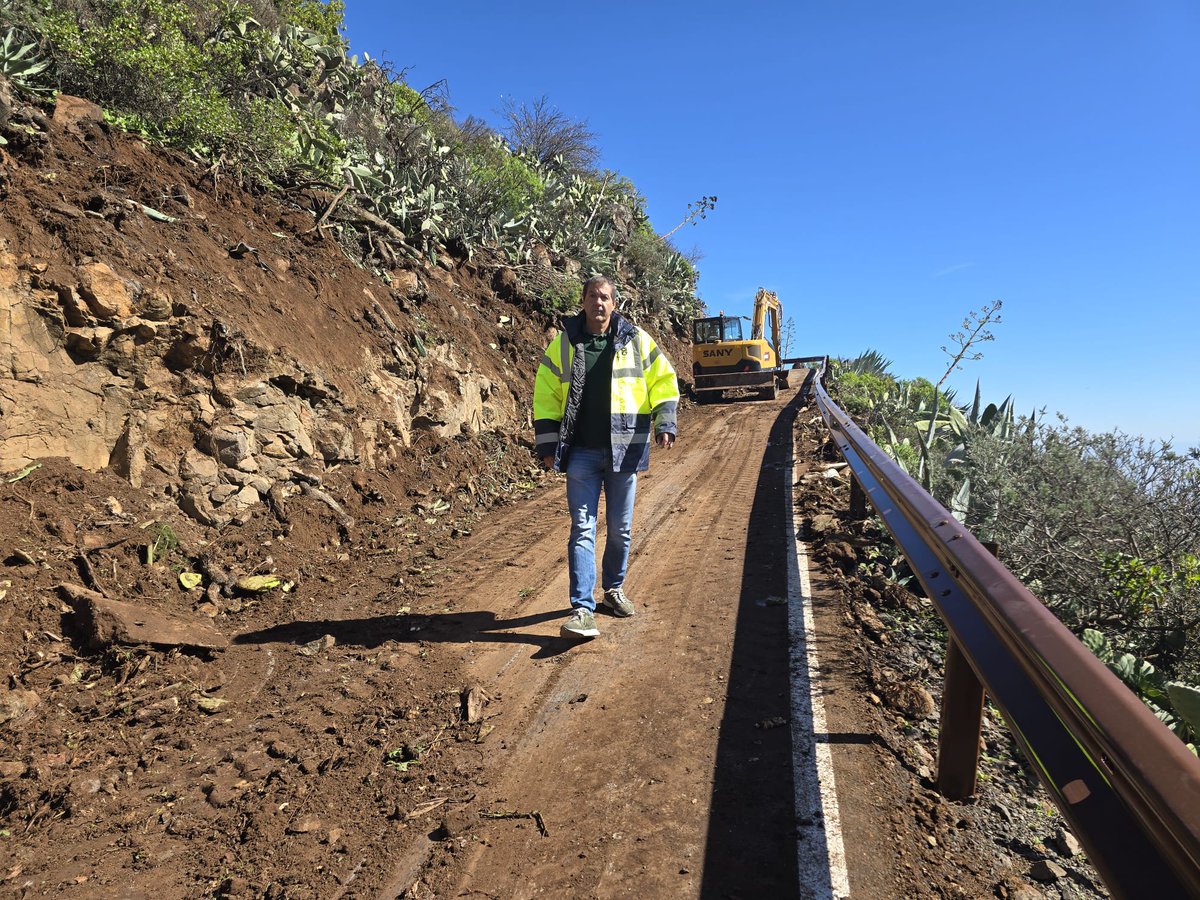 🚧 Iván Sánchez, concejal de Vías y Obras del PP, ha iniciado los trabajos de actuación por emergencia, tras los desprendimientos registrados en la carretera de El Moreno.

En un primer momento, se ha despejado la vía para retirar piedras, restos de material y tierra acumulada