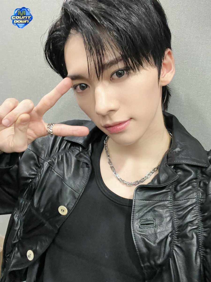 MnetMcountdown's tweet image. 지친 목요일… WHIB를 기다린 앤드에게
힘내라는 말 대신에 진짜. WHIB를. 드립니다.

무려 단독 셀카 가져왔어요 (소리 질러 ˚₊‧꺄˚₊‧)
저장한 사람들 엠카 본방 사수 필수 ‼️

#엠카운트다운 #MCOUNTDOWN
#WHIB #휘브