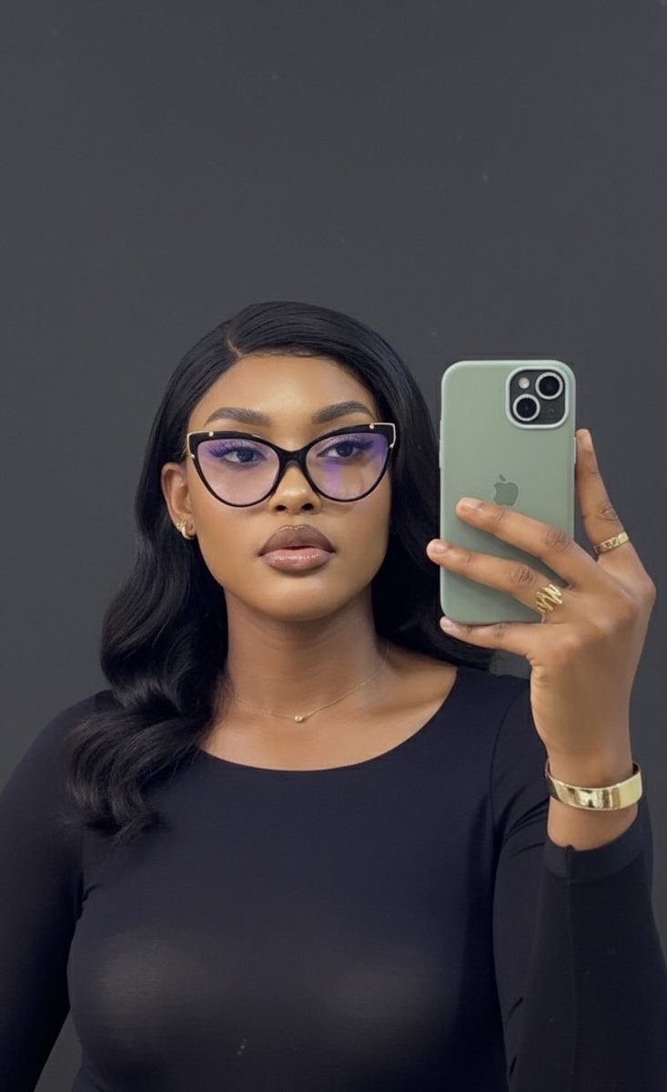 happichick_'s tweet photo. This is my first post in 2025.

l've decided to take Twitter (X) seriously this year.

Put in so much energy on my Linkedin the whole of 2025 and I grew it to over 22,000 followers.

Hi, my name is Happiness Nwosu and I'm a LinkedIn creator trying to explore this space.

Hello 👋 https://t.co/XfNEgGI4hD