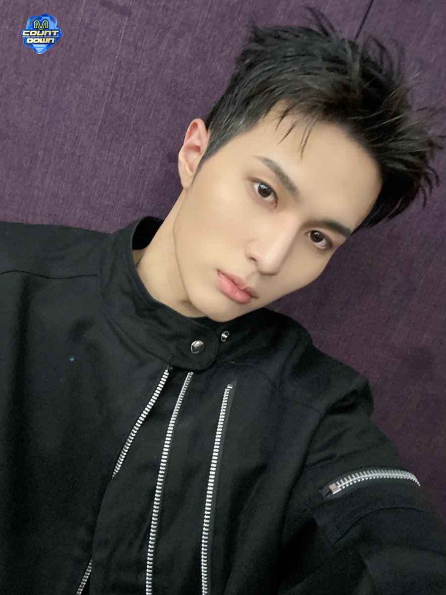 MnetMcountdown's tweet image. 지친 목요일… WHIB를 기다린 앤드에게 
힘내라는 말 대신에 진짜. WHIB를. 드립니다.  

무려 단독 셀카 가져왔어요 (소리 질러 ˚₊‧꺄˚₊‧) 
저장한 사람들 엠카 본방 사수 필수 ‼️ 

#엠카운트다운 #MCOUNTDOWN 
#WHIB #휘브