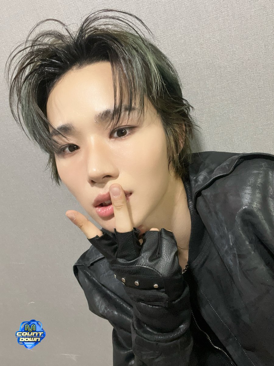 MnetMcountdown's tweet image. 지친 목요일… WHIB를 기다린 앤드에게 
힘내라는 말 대신에 진짜. WHIB를. 드립니다.  

무려 단독 셀카 가져왔어요 (소리 질러 ˚₊‧꺄˚₊‧) 
저장한 사람들 엠카 본방 사수 필수 ‼️ 

#엠카운트다운 #MCOUNTDOWN 
#WHIB #휘브