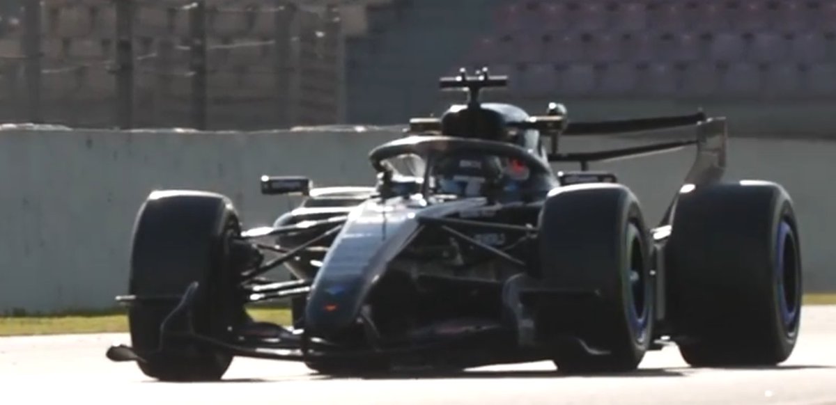 FulvioVigilante's tweet photo. #McLaren in aero mode active, l'effetto rake è notevole da questa foto (mi spiace per la qualità ma è un estratto del video di ©F1).
#F1 #F1Testing https://t.co/bFweu6IJqK