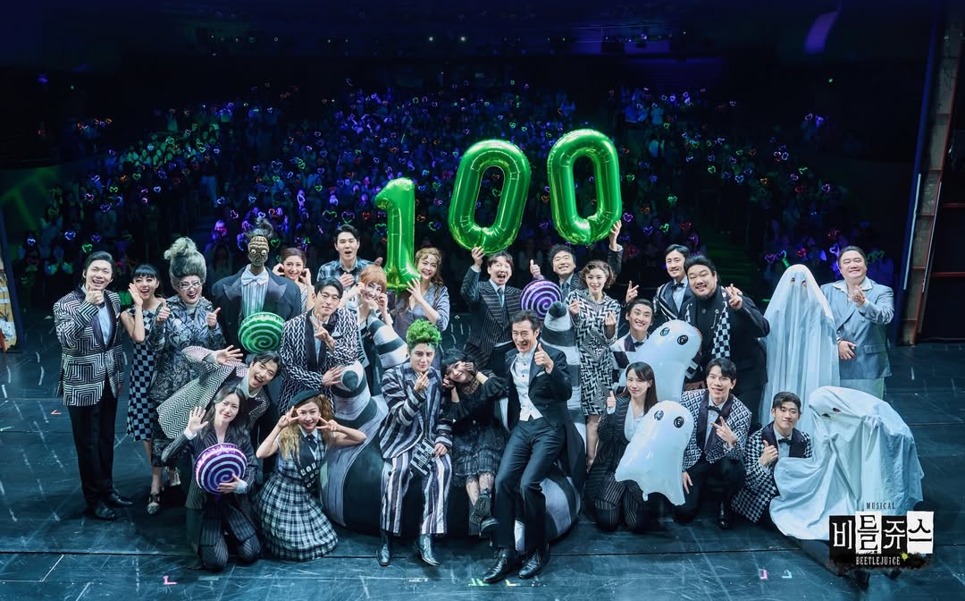 [사진] cjenm.musical IG

#비틀쥬스 | 100회 기념 단체 사진 🐍

26.01.28(수) 19:30
(경) 뮤지컬 <비틀쥬스> 100회 달성 (축)

100번의 죽여주는 공연을 함께한
모든 신입 망자들 땡큐! 🪲💚

instagram.com/p/DUFrsYHgbBe/
#김준수 #XIA #준수 #시아준수 #JUNSU #ジュンス #金俊秀 #비틀쥰스 #비틀쥰수