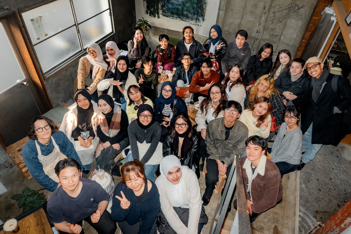 Ini yang kucita-citakan dari dulu, sedang coba terus kubangun. Offline talkshow, no political or brand promotion gimmicks, pure interaction, good place with nice coffee and vibe with people who's taking notes. Alhamdulillah