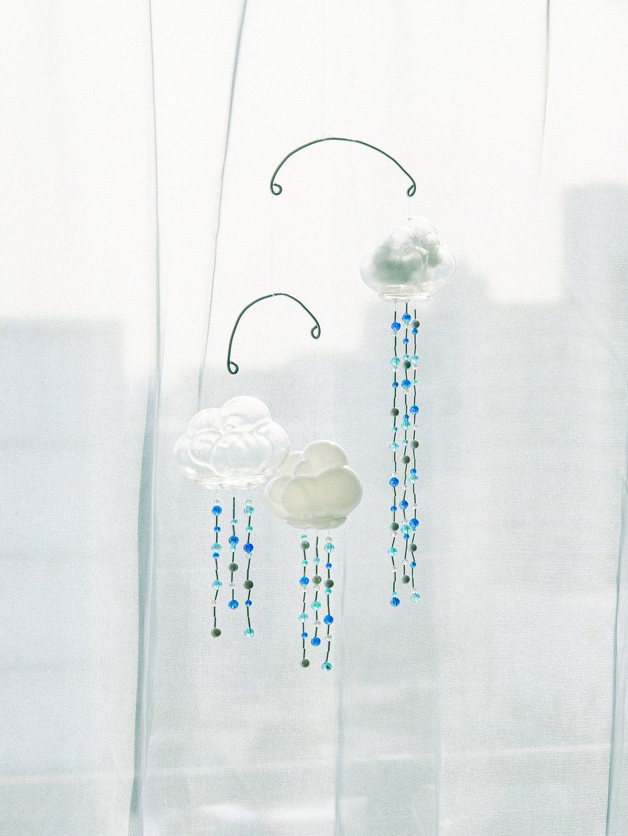 Chukukobo's tweet image. ☁ 𝐍𝐄𝐖𝐒 ☁

「RAINDROP」にミニサイズが仲間入り！
ころんとした雲形のソフビで、小物入れやインテリアにぴったり🪄
好きなものを入れたり、モビールにしたり…
使い方は思いつくままに🫶🏻☁️🌟

みなさんのアイディアも、ぜひ写真を撮って #RAINDROP をつけてシェアしてくださいね🙂‍↕️📸