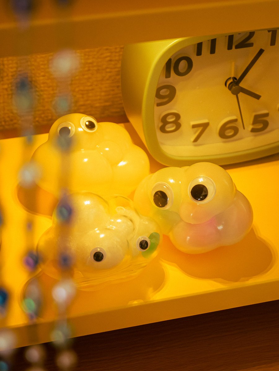 Chukukobo's tweet image. ☁ 𝐍𝐄𝐖𝐒 ☁

「RAINDROP」にミニサイズが仲間入り！
ころんとした雲形のソフビで、小物入れやインテリアにぴったり🪄
好きなものを入れたり、モビールにしたり…
使い方は思いつくままに🫶🏻☁️🌟

みなさんのアイディアも、ぜひ写真を撮って #RAINDROP をつけてシェアしてくださいね🙂‍↕️📸