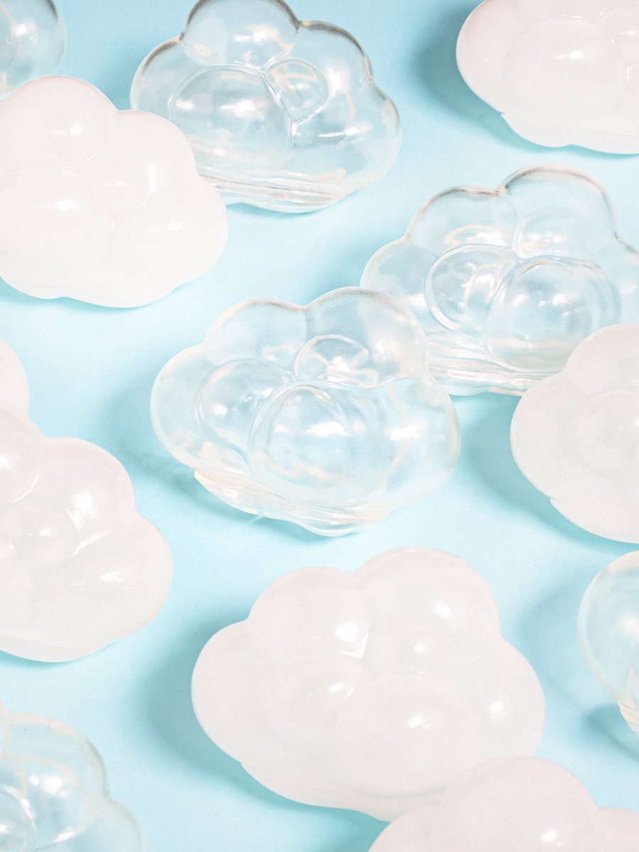 Chukukobo's tweet image. ☁ 𝐍𝐄𝐖𝐒 ☁

「RAINDROP」にミニサイズが仲間入り！
ころんとした雲形のソフビで、小物入れやインテリアにぴったり🪄
好きなものを入れたり、モビールにしたり…
使い方は思いつくままに🫶🏻☁️🌟

みなさんのアイディアも、ぜひ写真を撮って #RAINDROP をつけてシェアしてくださいね🙂‍↕️📸