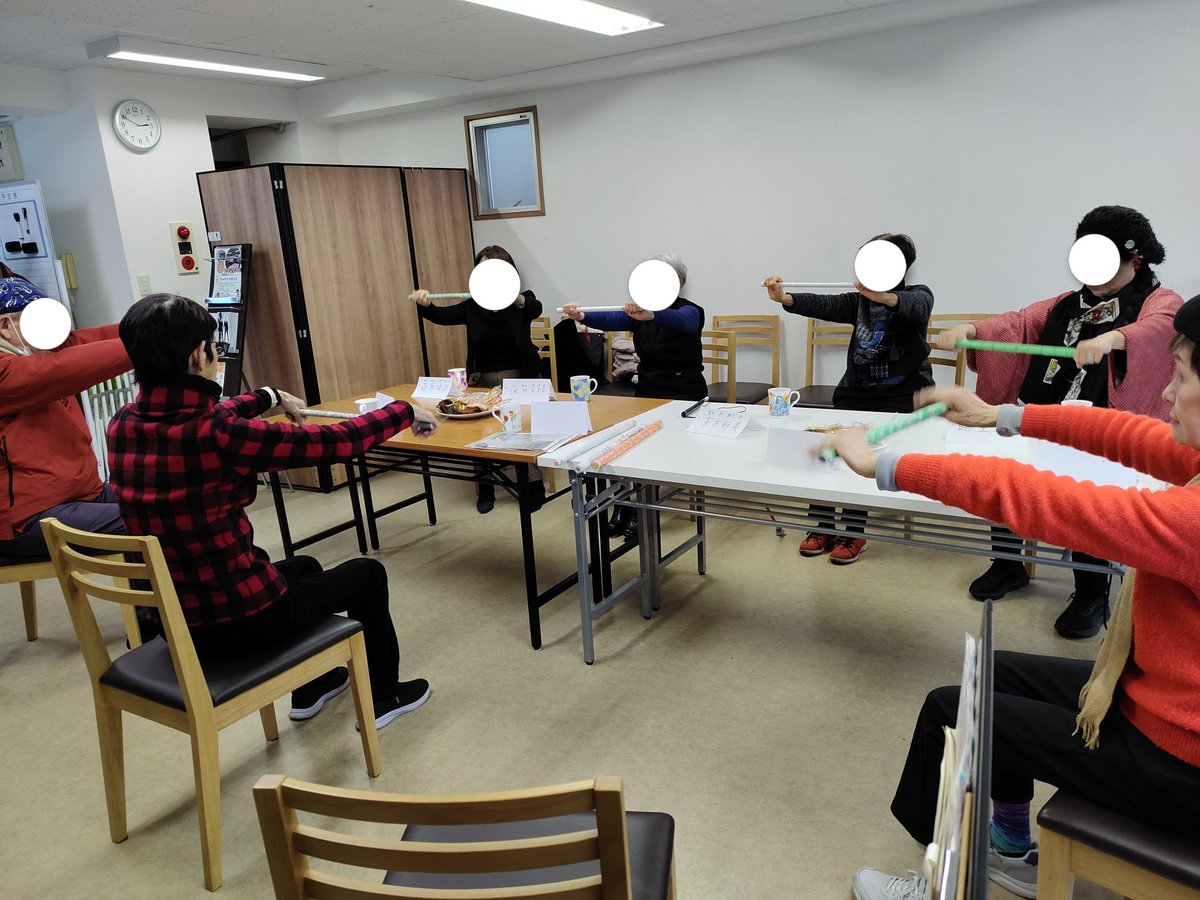 本日の　#コミュニティカフェ　シャバット！新聞紙で作った棒を使った「棒体操」を教えていただきました。座ったまま全身運動・ストレッチが出来、フレイル予防にも！今日も初めての方のご参加があり、皆様の人生の貴重な体験談をお聞き出来、感謝です。次回は2月5日（木）にお待ちしております❣️