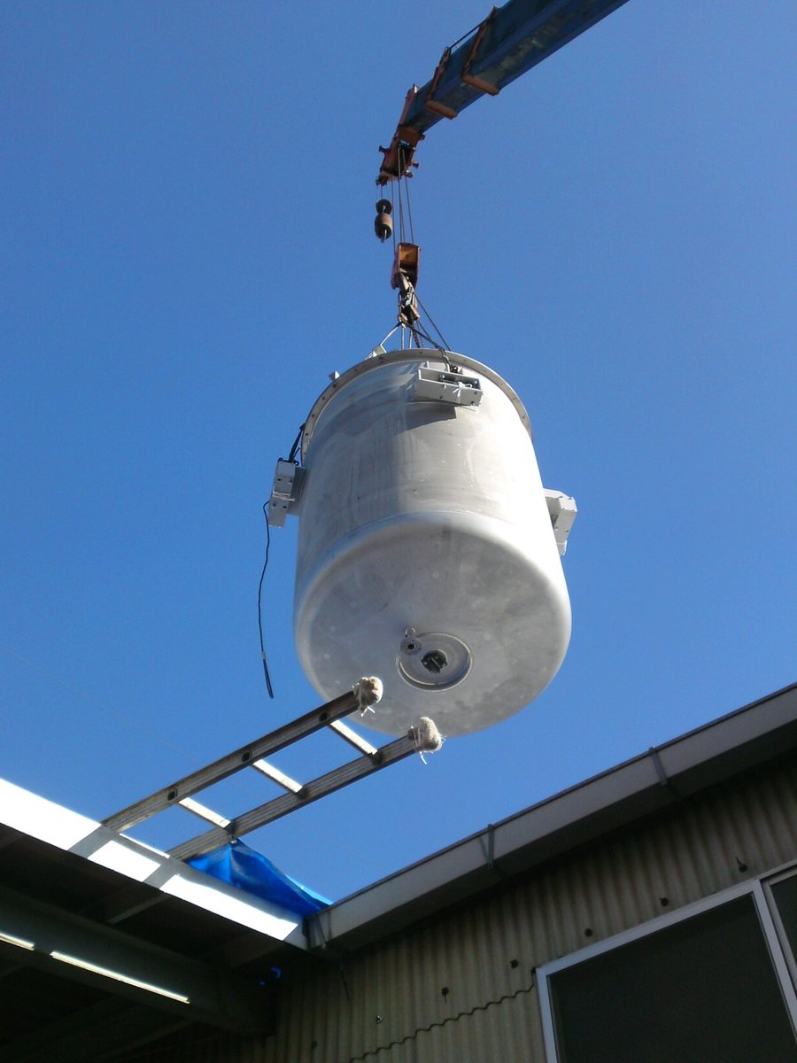 uik_tw's tweet photo. タンクの入替え工事。撤去や据付工事なども協力会社と連携して対応いたします。
#製缶加工
#ステンレスタンク
#ジャケット付タンク https://t.co/vXZTStDpUF