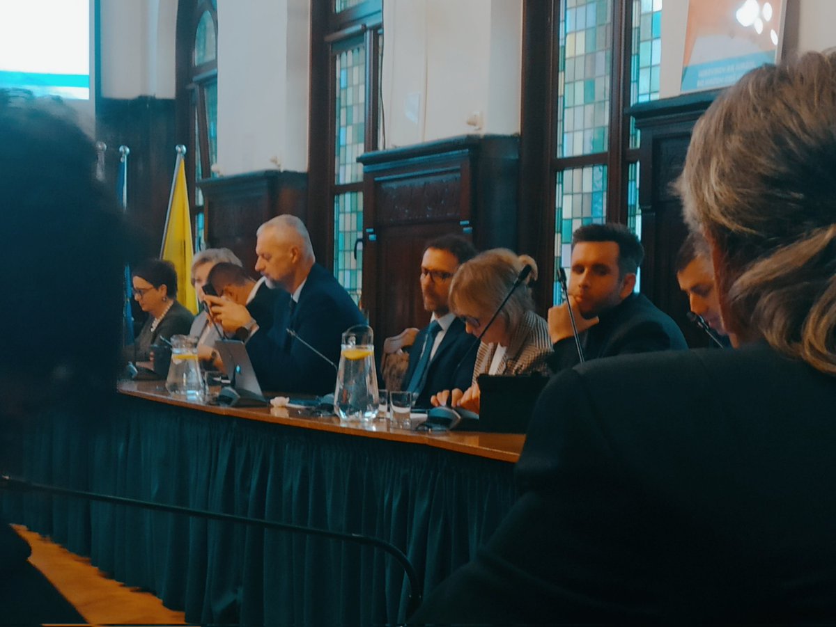 W <a href="/WalbrzychMM/">WałbrzychMojeMiasto</a> dziennikarz by wejść na sesję rady miejskiej... musi mieć pozwolenie urzędnika. Nie chodzi o zarejestrowanie wejścia. Pani dzwoni i pyta czy ten dziennikarz, z tej redakcji może wejść na sesję rady miejskiej. Jak się do tego ma jawność samorządu? <a href="/RomanSzelemej/">Roman Szełemej</a>