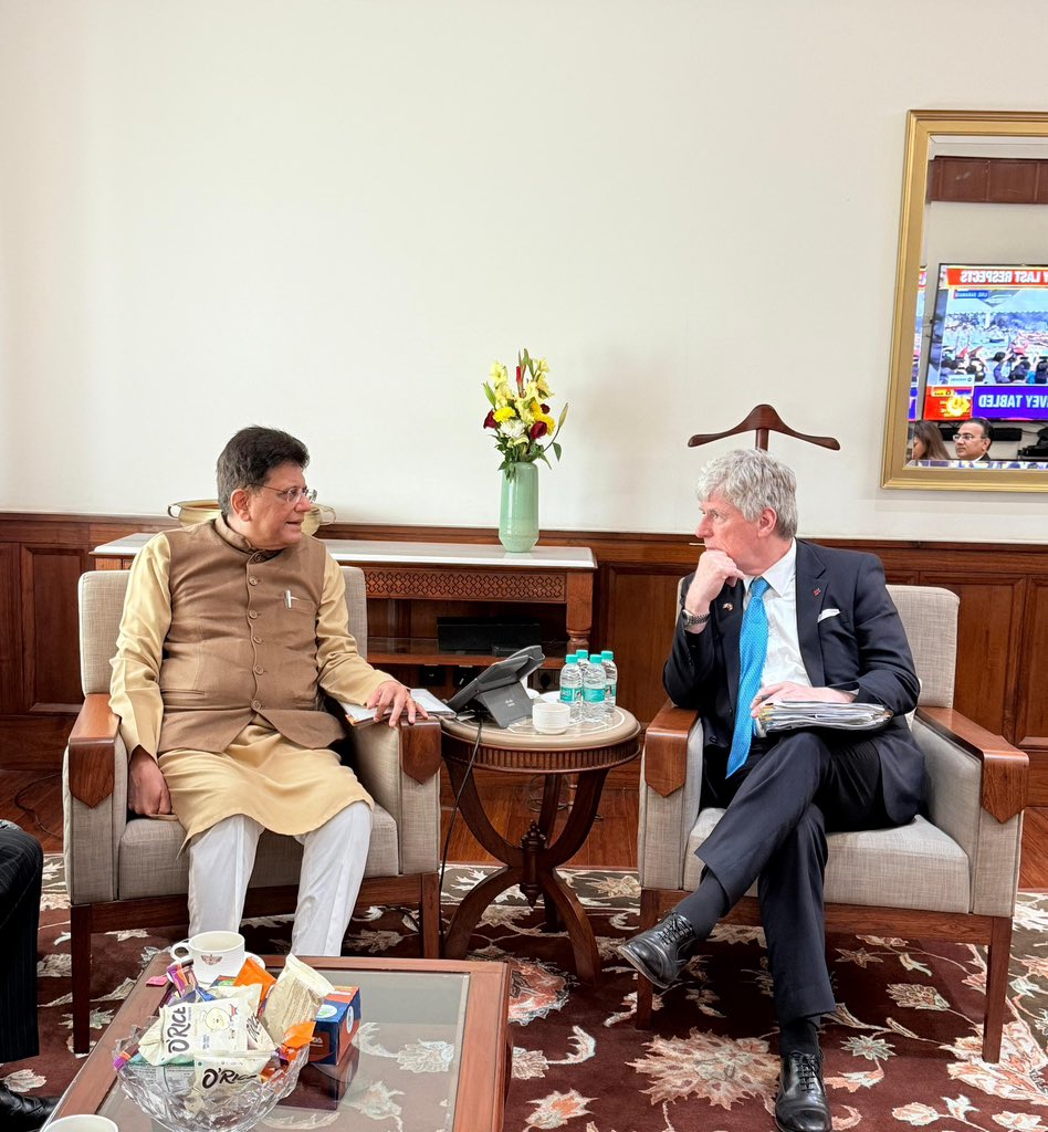 PiyushGoyal's tweet photo. Delighted to meet a delegation led by Mr. Tim Hodgson, Minister of Energy and Natural Resources, Canada. 

Exchanged views on energy security, critical minerals, renewable energy, and avenues to strengthen India-Canada cooperation for mutual growth and prosperity. 

Also, had the opportunity to walk the Minister through the new Parliament building, a blend of heritage & modernity, embodying the spirit of New India.