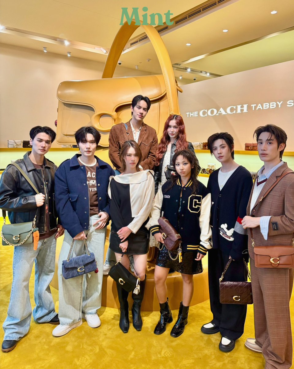 ห้างแทบแตก! #MintReports อยู่กันที่งาน The Coach Tabby Shop แห่งแรกในไทย ไม่พลาดสแนปภาพของเหล่าคนดังนำทีมโดย ‘นนน’ Friend of Coach South East Asia พร้อม ‘เลิฟ-มิลลิ-เอมี่-เก่ง-น้ำปิง-เติ้ล-เฟิร์สวัน’ ณ ศูนย์การค้าเอ็มควอเทียร์ ชั้น G 💚

#mynameisnanon #loverrukk 
#KengNamping