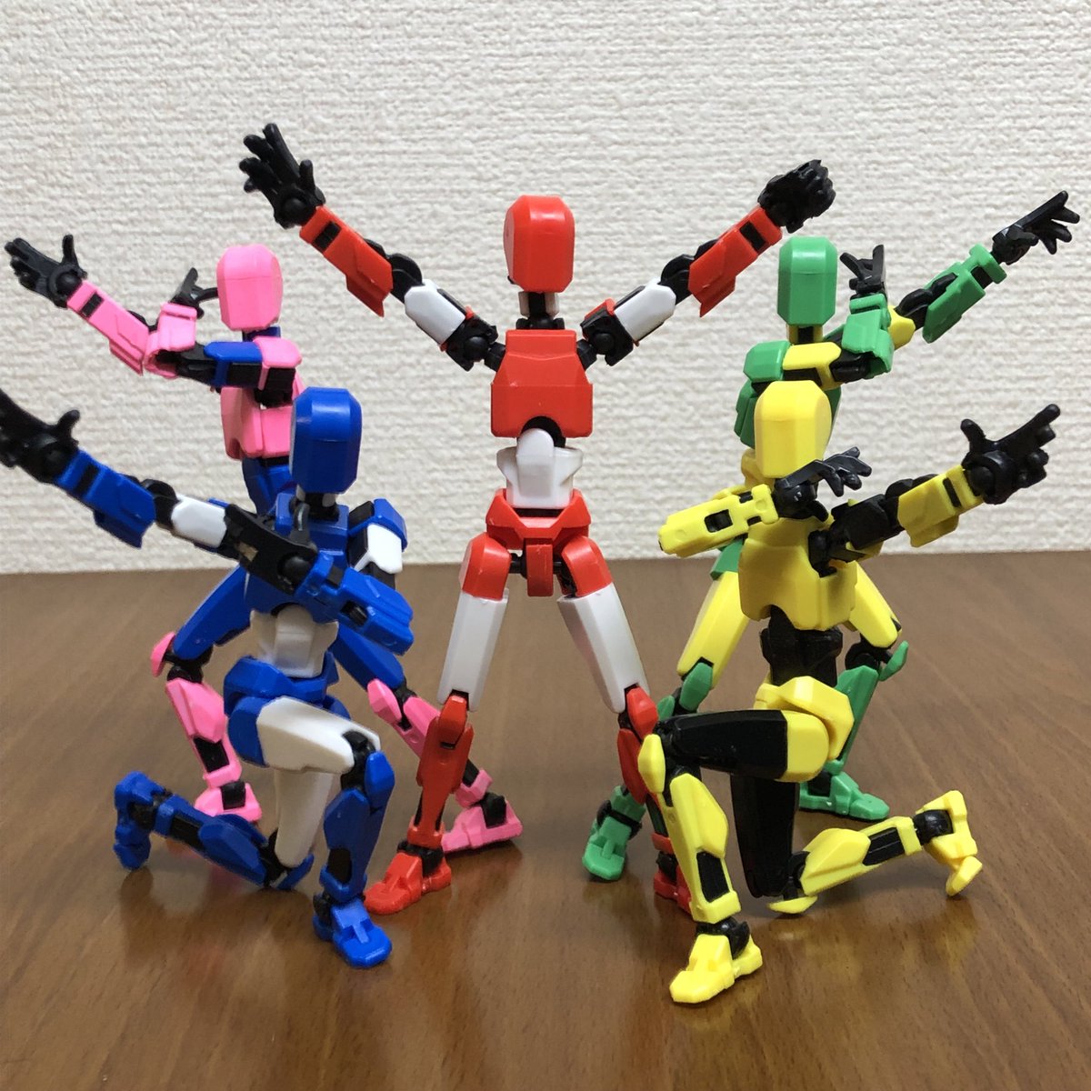 以前紹介したセリアの戦闘フィギュア、ついに近所にも5色並びました