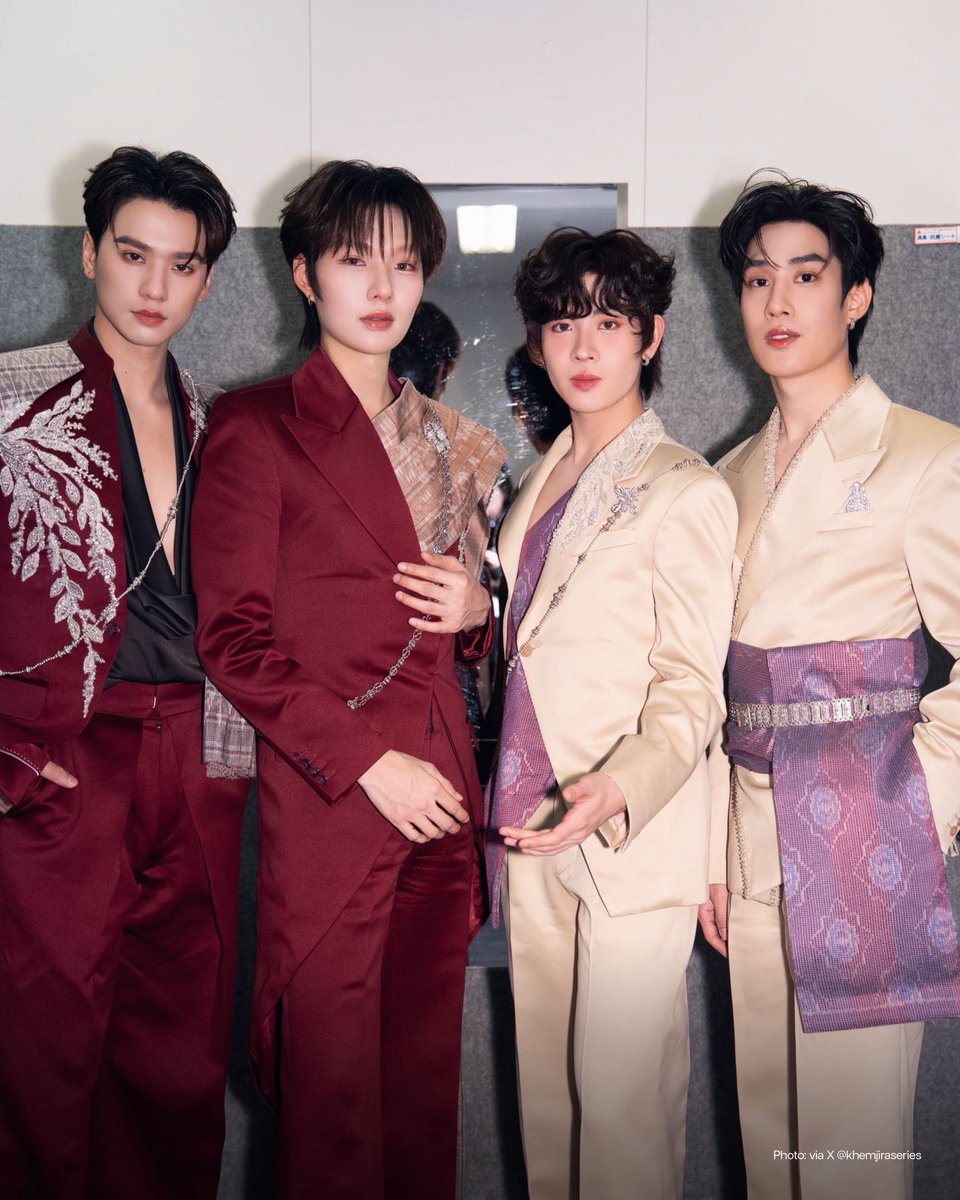 #VOGUESCOOP จากพระราชนิยมใน สมเด็จพระนางเจ้าสิริกิติ์ พระบรมราชินีนาถ พระบรมราชชนนีพันปีหลวง ผู้ทรงเป็นต้นแบบความสง่าสากล สู่การปลุกกระแส ‘สไบ’ ในยุคปัจจุบัน ตั้งแต่ซีรี่ส์ ‘เขมจิราต้องรอด’ และเพลงยอดนิยมอย่าง ‘Bangkok City’ โดย ‘กระแต’ จนเกิดเป็นปรากฏการณ์มิกซ์แอนด์แมตช์ ‘สไบ’