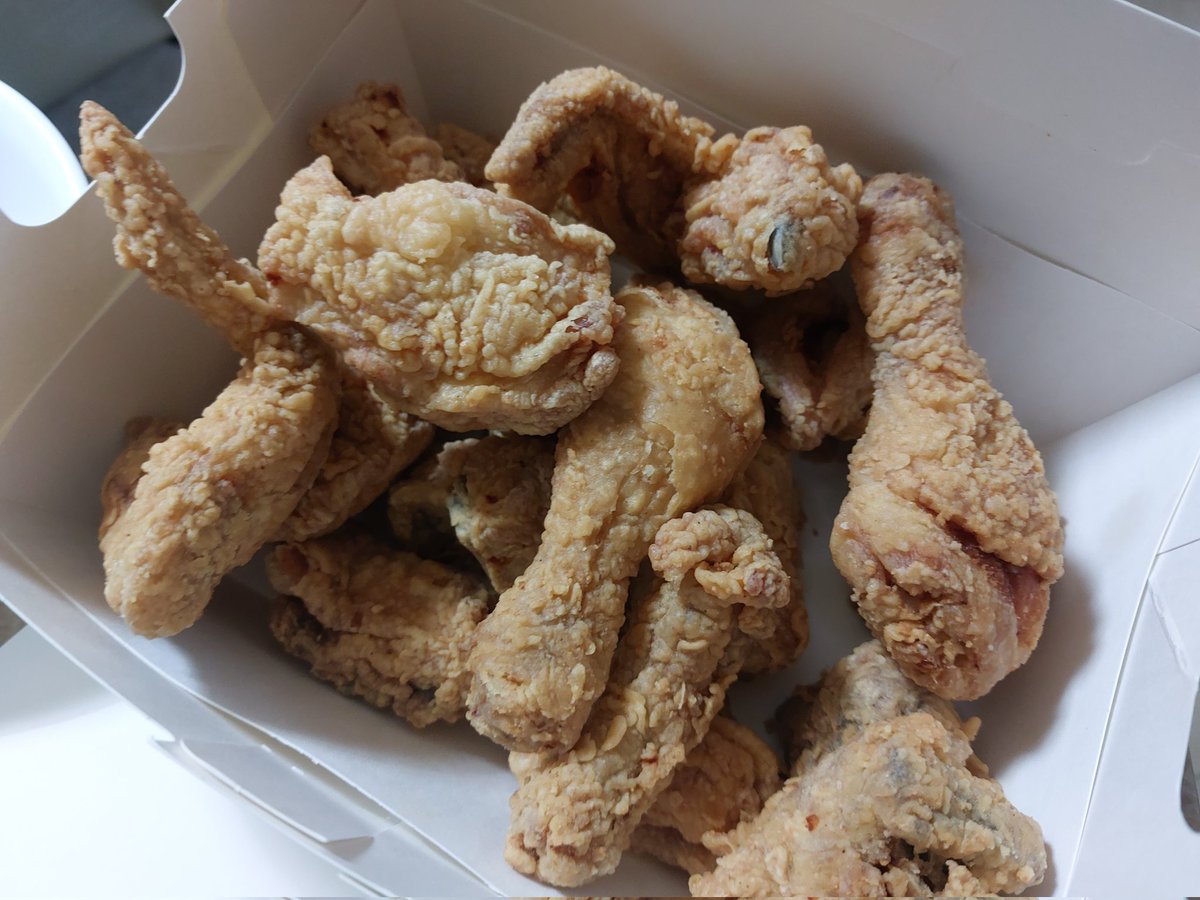 오랜만에 치킨먹는데 뼈다귀밖에없네 순살시켜야겠다