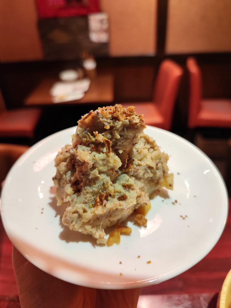 romanKitche's tweet image. 粗く潰したポテトとフライドオニオンがポテサラに食感の楽しさを付与する……

ほんのり香るスパイスは冒険の始まりを予感させる……

 #夜のロマンキッチン
 #秋葉原グルメ
 #スパイス料理
 #世界最古のお酒ミード酒が飲める数少ない店