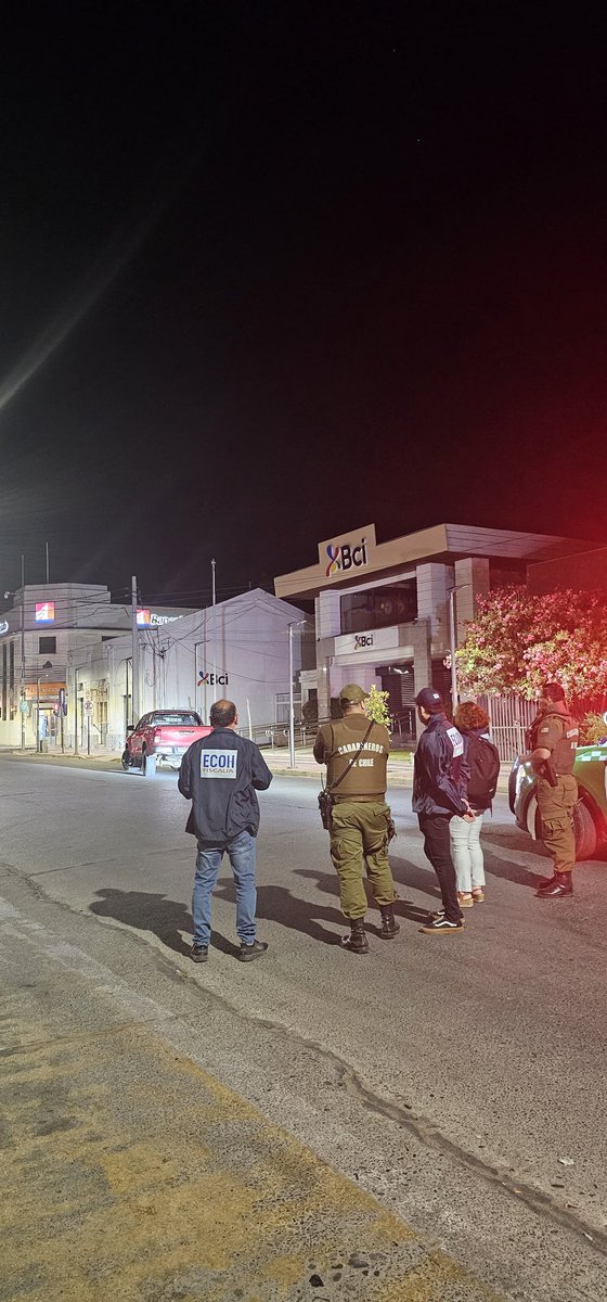 #AHORA En riesgo vital se encuentra un menor de edad que recibió un disparo en la cabeza en momentos que compartía con otras personas al interior de una camioneta frente a la Plaza de Armas de #Linares. Equipo ECOH de la <a href="/FiscaliaMaule/">FISCALÍA DEL MAULE</a> se constituye en el lugar. El autor logra