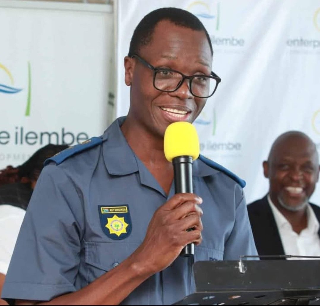 AdvoBarryRoux's tweet image. This is Robert Netshiunda, KZN SAPS spokesperson. The entire country watched him fell victim to tribalism &amp;amp; verbally attacked by a woman in Durban, he was called a “Kwerekwere” &amp;amp; told to go back home in Limpopo (South Africa), his mother tongue is Venda (SA official language).