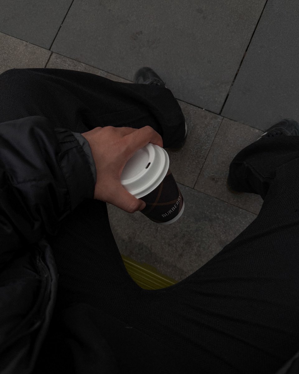 bjauntanywhere's tweet image. BURBERRY Pop-up Cafe &amp;amp; Ice Rink ☕️🧣🧥⛸️: อันนี้ต้องขอเขียนแยกเพราะเราบังเอิญไปช่วงที่ Burberry เขามาป็อปอัพคาเฟ่ ลานสเก็ตน้ำแข็งและเสื้อผ้าเอาต์เตอร์แวร์ช่วงวินเทอร์พอดี ส่วนตัวชอบไวป์มากกก ลานสเก็ตน้ำแข็งที่ด้านหลังเป็นช็อปบ้านโบราณของ Le Labo มันดู contrast แต่เข้ากันดี…