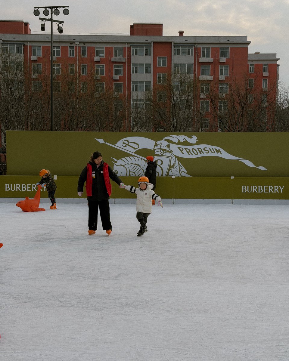bjauntanywhere's tweet image. BURBERRY Pop-up Cafe &amp;amp; Ice Rink ☕️🧣🧥⛸️: อันนี้ต้องขอเขียนแยกเพราะเราบังเอิญไปช่วงที่ Burberry เขามาป็อปอัพคาเฟ่ ลานสเก็ตน้ำแข็งและเสื้อผ้าเอาต์เตอร์แวร์ช่วงวินเทอร์พอดี ส่วนตัวชอบไวป์มากกก ลานสเก็ตน้ำแข็งที่ด้านหลังเป็นช็อปบ้านโบราณของ Le Labo มันดู contrast แต่เข้ากันดี…