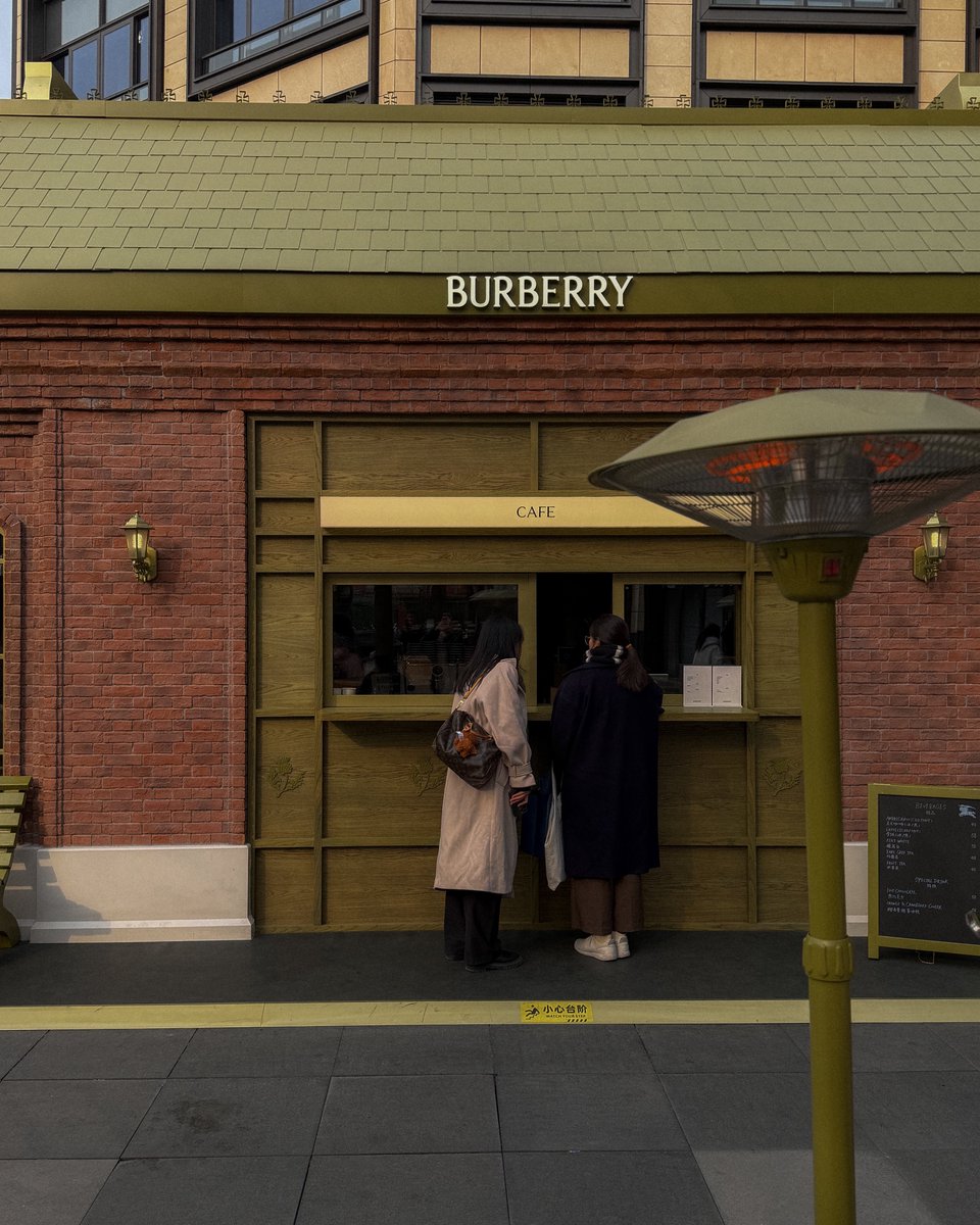 bjauntanywhere's tweet image. BURBERRY Pop-up Cafe &amp;amp; Ice Rink ☕️🧣🧥⛸️: อันนี้ต้องขอเขียนแยกเพราะเราบังเอิญไปช่วงที่ Burberry เขามาป็อปอัพคาเฟ่ ลานสเก็ตน้ำแข็งและเสื้อผ้าเอาต์เตอร์แวร์ช่วงวินเทอร์พอดี ส่วนตัวชอบไวป์มากกก ลานสเก็ตน้ำแข็งที่ด้านหลังเป็นช็อปบ้านโบราณของ Le Labo มันดู contrast แต่เข้ากันดี…