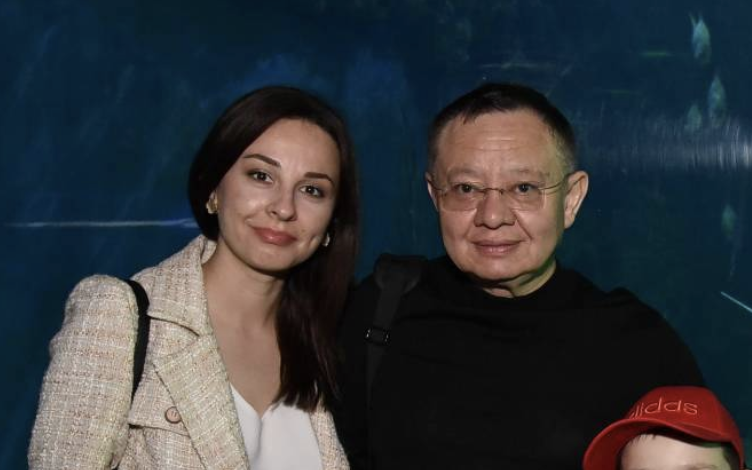 Это любовница министра строительства и ЖКХ Ирека Файзуллина. У них двое общих детей, но в декларации чиновника вы эту женщину не найдете. Именно через неё Файзуллину передают взятки: на любовницу оформлен строительный бизнес, а ещё она скупает квартиры в элитных московских ЖК за