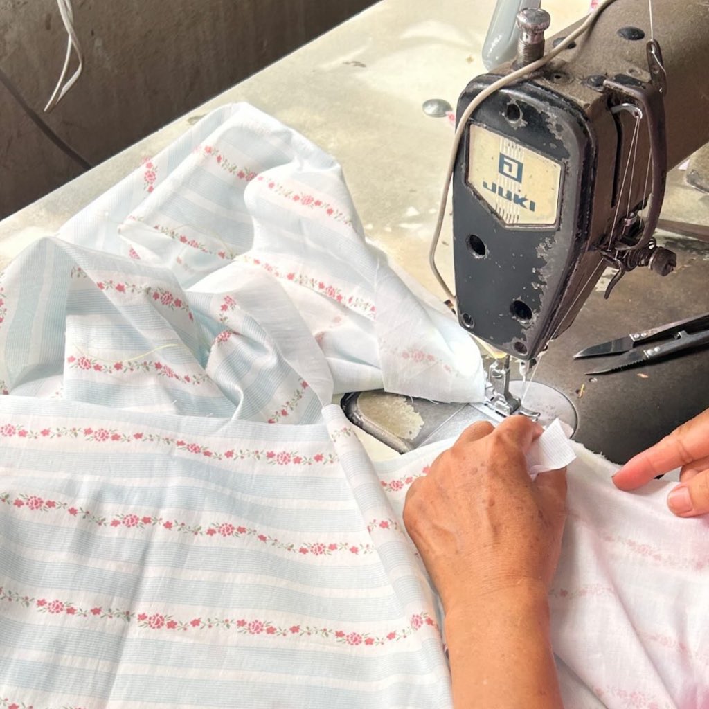 tamjaichunbkk's tweet image. เพิ่งรู้ว่าร้าน dotteri.ga เป็นร้านเล็กๆ ที่มีช่างเย็บอยู่ 2-3 คน ที่หนองคาย (บ้านเกิดครอบครัว) เห็นแล้วยิ่งอยากอุดหนุน เค้าทำทุกขั้นตอนกันเองหมดเลย ไม่ได้เป็นโรงงานใหญ่ ช่วงแรกๆ ก็ว่าทำไมเปิดเป็น pre-order เพราะว่านั่งเย็บจักรทีละตัว งานเนี๊ยบ ลายผ้าน่ารัก…