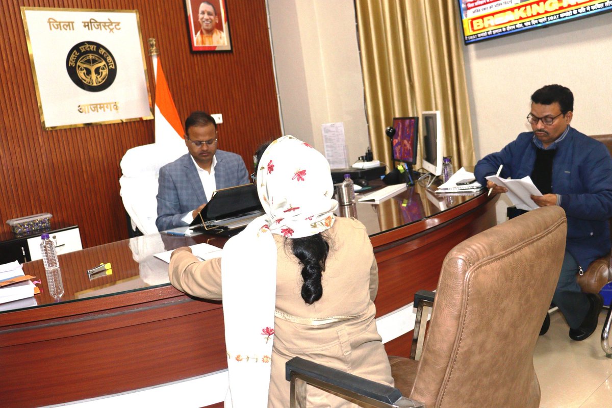 आज कार्यालय कक्ष में जनसुनवाई के दौरान जन समस्याओं को गंभीरता पूर्वक सुनकर सर्वोच्च प्राथमिकता से निर्धारित समय में गुणवत्तायुक्त निस्तारित करने के निर्देश संबंधित अधिकारियों को दिए गए।