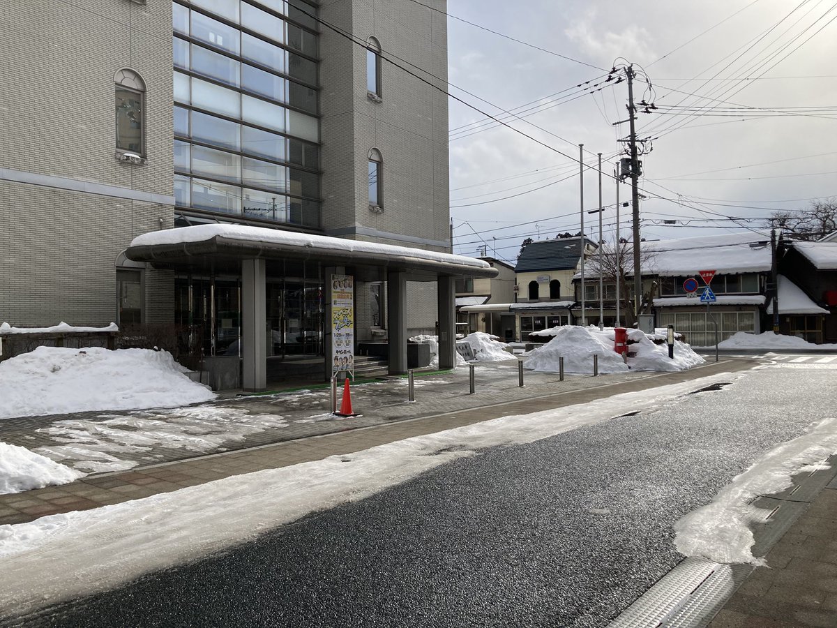 infoS49_SF's tweet photo. 【お気をつけて！】

こちら本日昼間の盛岡劇場周辺でございます。
ご覧の通り、雪❄️が残っていて
ｽﾞﾙｽﾞﾙﾄｩﾙﾄｩﾙしています。

今日1/29(木)の公演は、
開場19:30開演20:00
￣￣￣￣￣￣￣￣￣￣￣
日も落ちて暗いので、
道中お気をつけていらしてください。

#八芝 #S49 #盛岡 #演劇 https://t.co/FFq4HNooh2