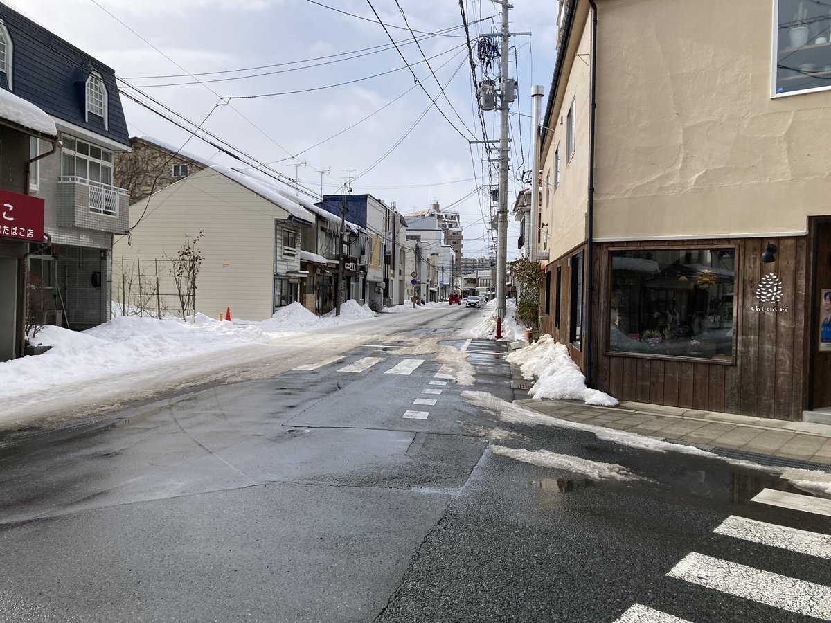 infoS49_SF's tweet photo. 【お気をつけて！】

こちら本日昼間の盛岡劇場周辺でございます。
ご覧の通り、雪❄️が残っていて
ｽﾞﾙｽﾞﾙﾄｩﾙﾄｩﾙしています。

今日1/29(木)の公演は、
開場19:30開演20:00
￣￣￣￣￣￣￣￣￣￣￣
日も落ちて暗いので、
道中お気をつけていらしてください。

#八芝 #S49 #盛岡 #演劇 https://t.co/FFq4HNooh2