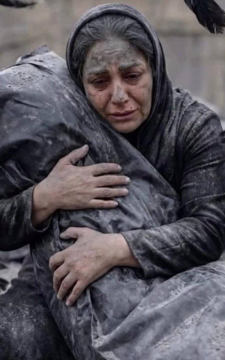 چی داخل اون پارچه سیاه بی ارزش هست که انقد برات اونو با ارزش کرده تا اینطوری به آغوش بکشیش🥲🖤🥀
