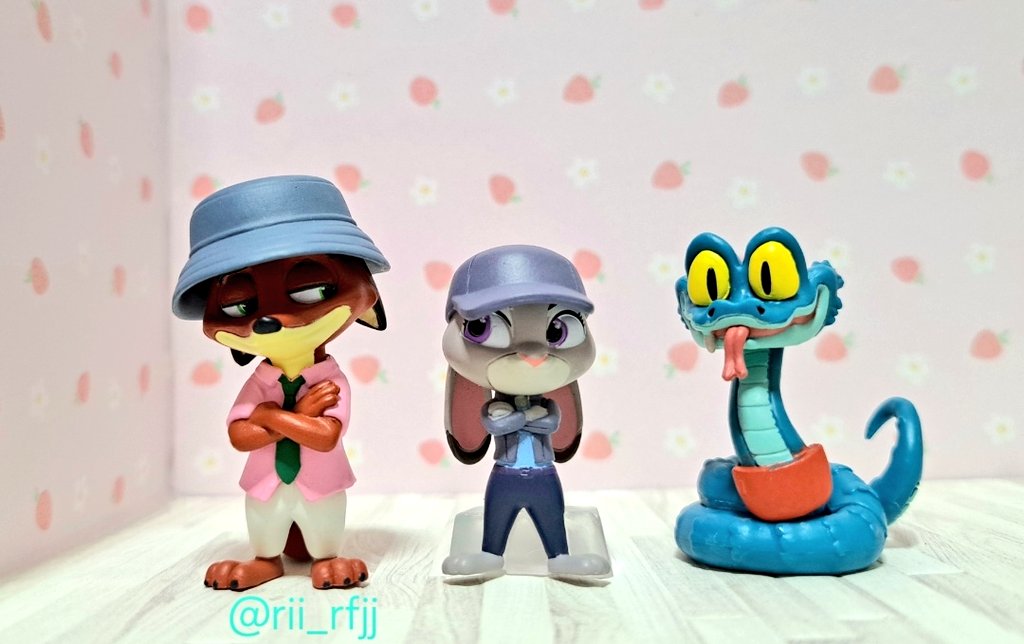 ズートピアの｢ならぶんです。｣、やっと発見…。
ニクジュディ揃って嬉しい。2人の視線が合うの良いし、ジュディちゃん可愛い…!!
｢めじるしアクセサリー｣は行った店舗どこも完売だった。