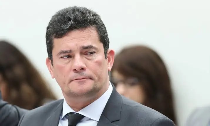 VickyR1chter's tweet photo. SÉRGIO MORO: THE “ANTI-CORRUPTION HERO” WHO HANDED BRAZIL TO THE JUDICIAL LEFT

For years, Sérgio Moro was the darling of Brazil’s right — the judge who took on Lula, the clean-hands crusader, the man many believed would help Bolsonaro restore law and order. But the myth has collapsed, and what stands behind it is far uglier: Moro played a decisive role in empowering the judicial persecution now crushing conservatives across Brazil.

THE BETRAYAL THAT CHANGED EVERYTHING

In 2020, Jair Bolsonaro moved to appoint Alexandre Ramagem — highly qualified, fully eligible, and trusted — as Director-General of the Federal Police. It was a constitutional decision and a strategic necessity.

But Moro worked against it.

Not because Ramagem was unfit.
Not because there were legitimate concerns.
But because Moro preferred someone more acceptable to the judiciary — most notably to the orbit of Alexandre de Moraes.

Then came Moro’s televised resignation drama — a gift-wrapped narrative of “political interference” handed straight to the Supreme Court. Moraes used it instantly, blocking Ramagem’s appointment on flimsy, theatrical grounds.

And that was the turning point.

With Ramagem out, the Federal Police fell back under influence paths that conservatives now recognize as the root of mass censorship, arbitrary arrests, abusive investigations, and the criminalization of dissent.

MORO HELPED BUILD THE SYSTEM NOW HUNTING BRAZIL’S RIGHT

Ramagem says it clearly: Moro’s actions helped create the very conditions that allow Moraes to persecute journalists, influencers, Bolsonaro supporters, and ordinary citizens.

The consequences have been vast:
•Unconstitutional inquéritos with no defined crime
•Arrests based on opinions
•Assets frozen for political speech
•A judiciary wielding unchecked power

All because the President lost control of a key security institution — at the exact moment it was most needed.

A LESSON FOR 2026: NEVER AGAIN

Moro’s fall is not simply personal disgrace — it is a warning. The Brazilian right must stop worshipping past heroes and start measuring leaders by their actions. When the country needed strength, Moro chose ego, alliances, and self-preservation.

The betrayal from within hurt more than any attack from the left.

Brazil needs warriors who defend sovereignty, balance of powers, and constitutional authority — not figures who collapse under pressure and hand the judiciary a loaded weapon.

The lesson is clear:
Beware the hero who helps build the dungeon you are now locked inside.