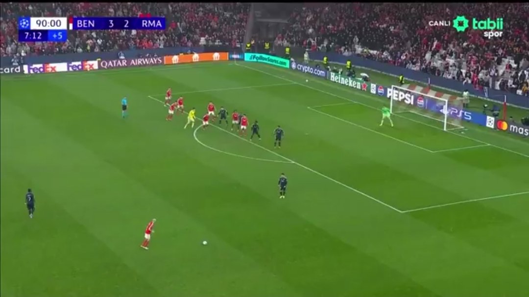 #Şike nedir?
Serbest vuruşu kullanan Benfica kaleciyle beraber 8 kişi ceza sahasına girmiş ama ne hikmetse dünyanın en iyi futbolunu bilen takım Real Madrid sadece 4 kişiyle karşılıyor onları. Çünkü Benfica'nın 1 gole ihtiyacı vardı..
#RealMadrid
<a href="/FIFAcom/">FIFA</a> 
<a href="/ChampionsLeague/">UEFA Champions League</a>
<a href="/UEFA/">UEFA</a>