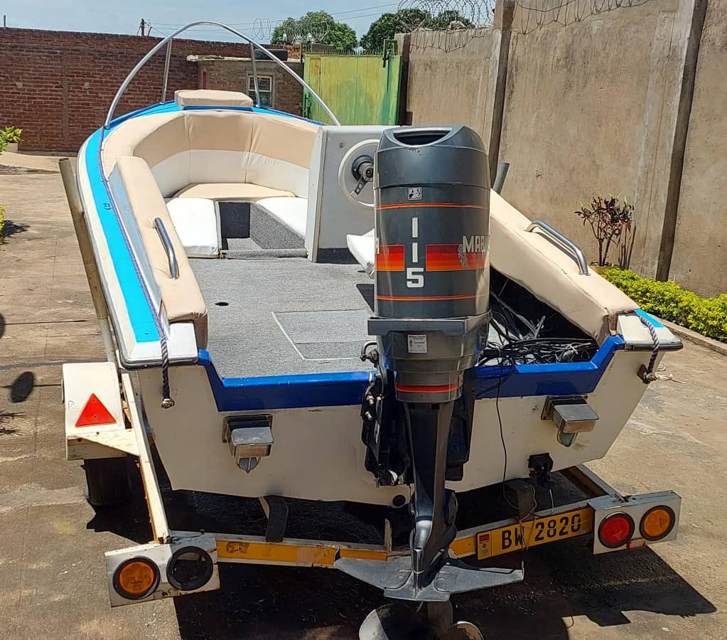 AlipoAndrewsII's tweet photo. Speed boat for sale. 

Has Mariner 115 horsepower Engine.
No mechanical faults. Fully functional.

K15,000,000 and negotiable. Blantyre. RT. https://t.co/n43cVHwgWN